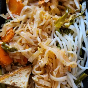Tofu padthai dinner, noodles, and tofu are so dry and small portion for the pricec