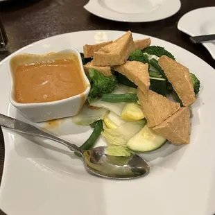 Tofu and vegetables with peanut sauce