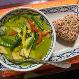 Green curry with tofu and brown rice