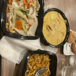 Pad Thai ,Yellow Curry, Cashew