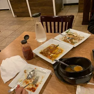 All empty!    Very delicious food.   Way better than Thai house, Benjarong  in Redlands.   Fresh!