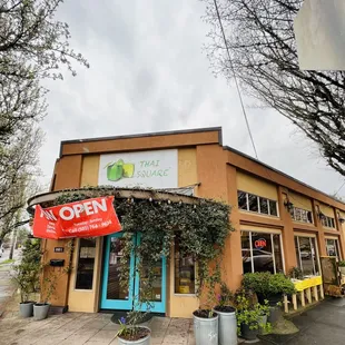 We are open!! Come to get an amazing Thai food!!