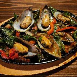 Hoi Malaeng Poo Obb (Stir Fried Mussels)