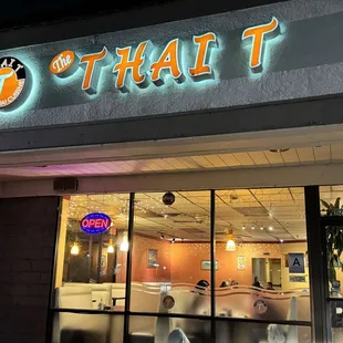 the front of a restaurant at night