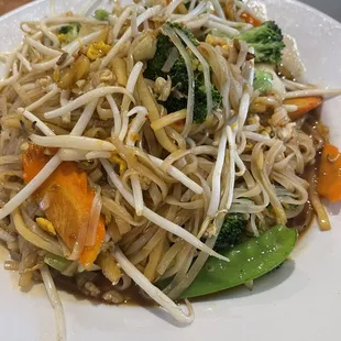 Thai noodles with veggies and bean sprouts