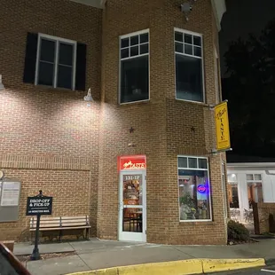 the outside of a restaurant at night