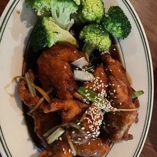a plate of chicken and broccoli
