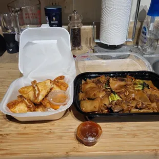 chicken wings and fried chicken, bbq chicken, fried chicken wings, chicken, bbq wings, chicken wings, fried chicken, poultry, food