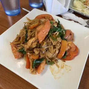 Pad kee mao with thin noodle and extra tomatoes