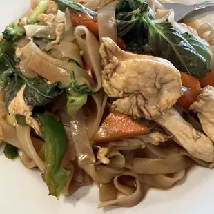 Basil noodles (drunken noodles) with chicken
