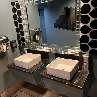 Nice bathroom!