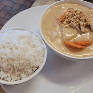 Massamen Curry 5/10, tastes mild and creamy, just like red curry, disappointing