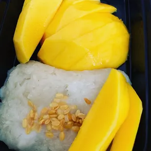 Mango with sweet sticky rice...is SO YUMMY The best one I had for a very long time.