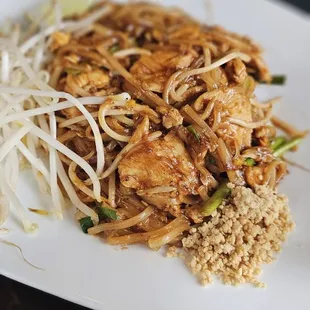 Pad thai with chicken