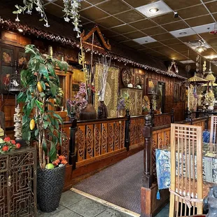 the interior of a chinese restaurant