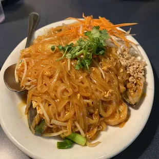 Pad thai seafood dinner