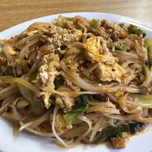 Tofu pad Thai...my sister had already dug in and moved her peanuts from the side to the top before I could take the photo.