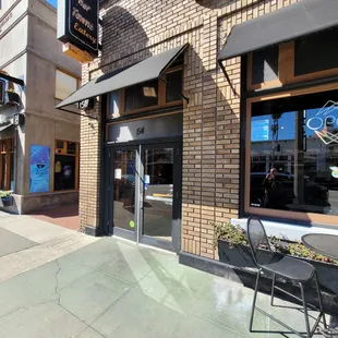 the outside of the restaurant