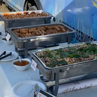 ows food being served at a buffet