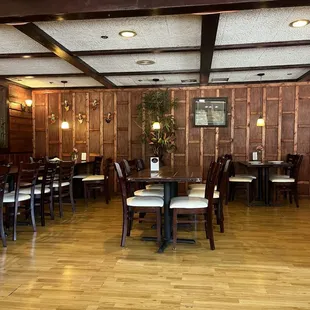 Spacious seating (just before the dinner rush)