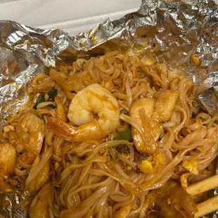 Chicken and shrimp lunch pad Thai