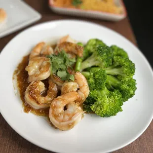Pad Garlic... Stir Fried protein of choice in our signature brown sauce. Served with steam brocolli &amp; steamed rice.