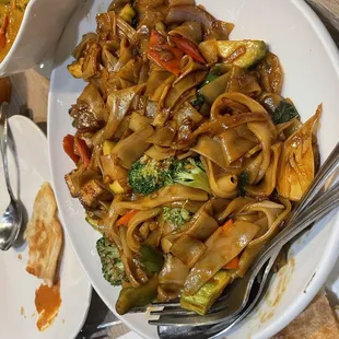 Pad kee mao