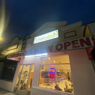 Restaurant Exterior &amp; Signage