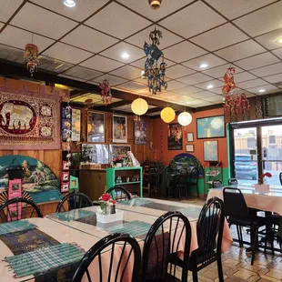 Rush hour on a Monday night.  A Friday night maybe would have 2 other diners.  There is a steady door dash stream.