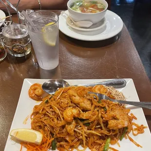34. Pad Thai (choice of meat)