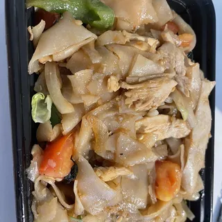 L-4 PAD KHEE MAO (DRUNKEN NOODLES)
