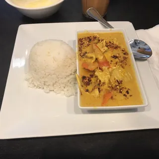 4. Yellow Curry Chicken Lunch Special