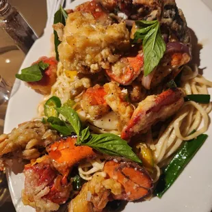 Stir fried lobster with noodles