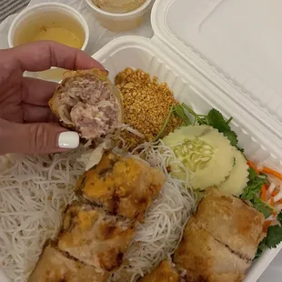 Egg roll bún
