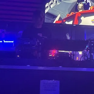 He tries to mix every damn song. Terrible dh. Hi looked at this guy and said " that's a good DJ!" Terrible..