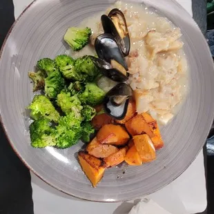 Au gratin cod, mussels, sweet potatoes, broccoli