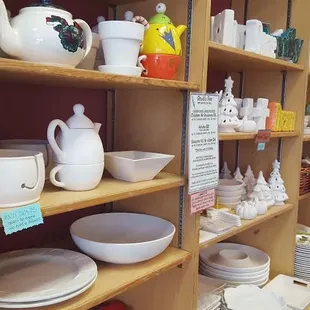 From piggy banks to figurines, dog bowls to dinnerware, we have hundreds of pieces waiting for you to transform into a works of art.
