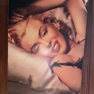 Pic of Marilyn Monroe - unfortunately a bit of glare pin the pic