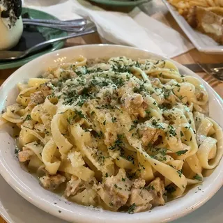 FETTUCINE CHICKEN ALFREDO
