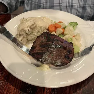 Sirloin steak, veggies and mashed potatoes with gravy