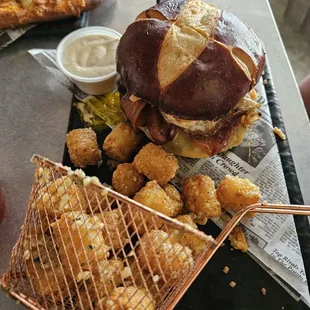 Burger w/garlic truffle tots