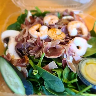 Spinach salad with warm bacon and grilled shrimp