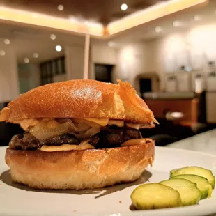 Happy Hour Cheeseburger