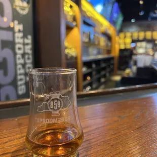 Select Six Four Roses single barrel pour