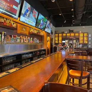 Love this place!!! Great food sooo clean, everyone is so nice! Owner is awesome, Laura the bartender rocks! Get in here!