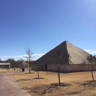 a view of the outside of the building