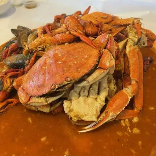 a plate of crab legs and clams