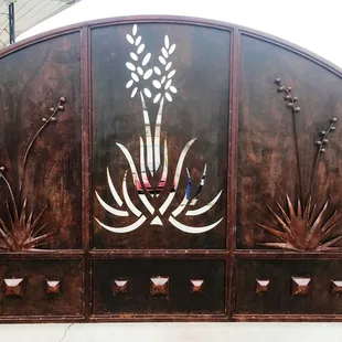 Driveway gate with a Yucca design