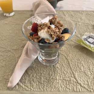 Yogurt breakfast parfait