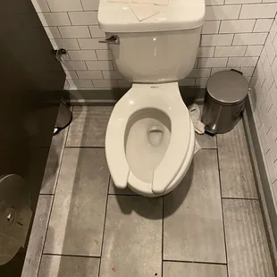 Yuck! Gross bathroom